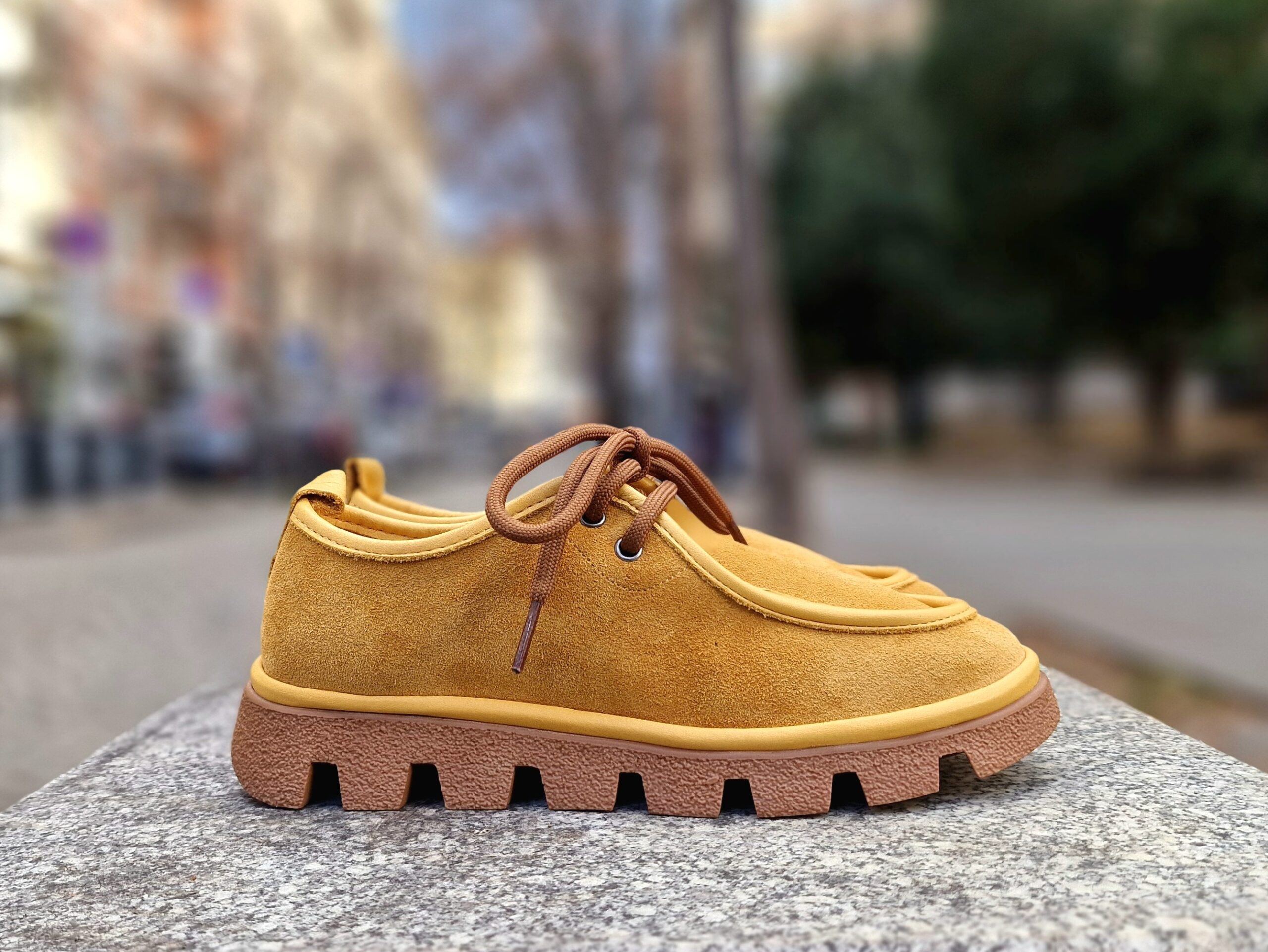 Удобни дамски лоуфъри за широк крак - естествен велур (горчица)