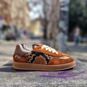 Дамски кафяви кецове от естествен велур и кожа със змийски принт и шито каучуково ходило