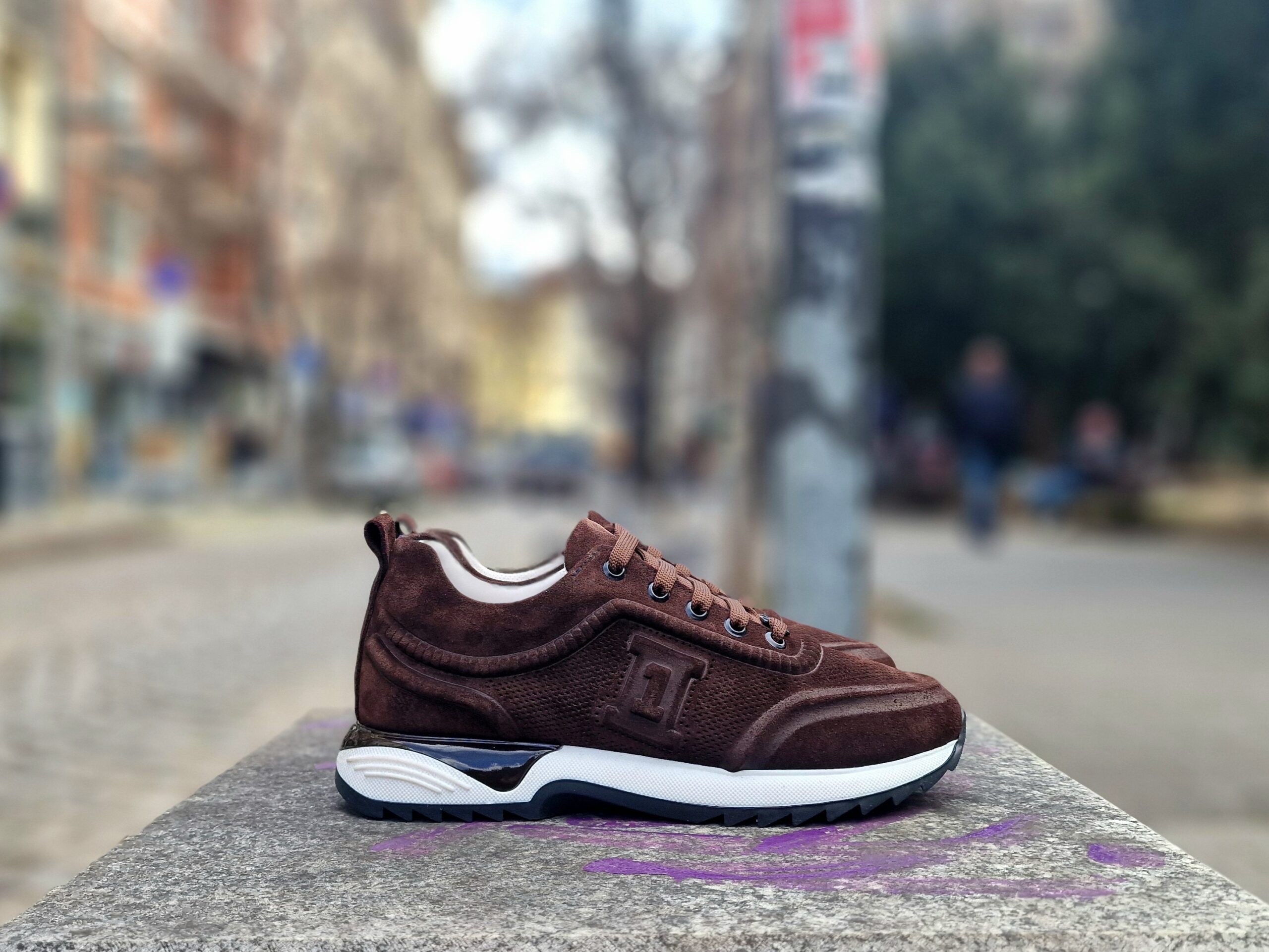 Дамски обувки от естествен кафяв набук с 3D принт и дишаща лазерна перфорация