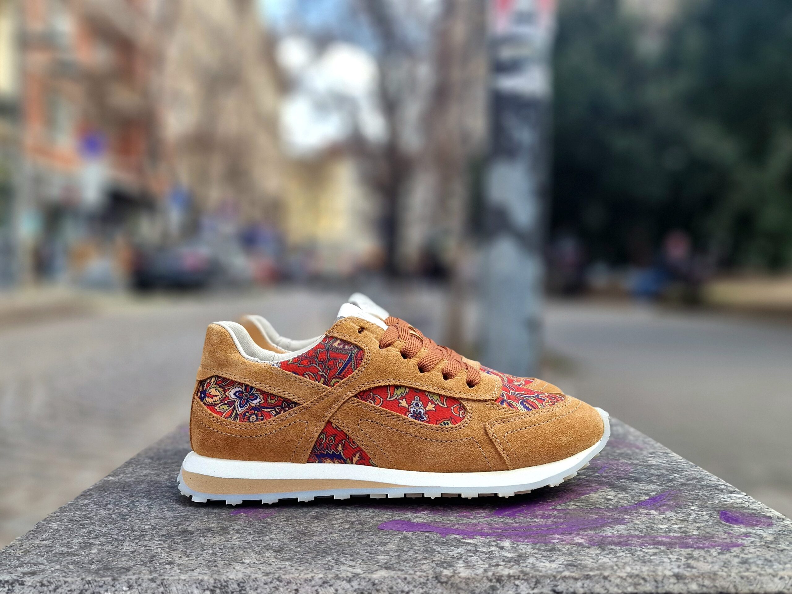 Дамски олекотени маратонки от естествен велур и текстил с цветен принт и EVA ходило