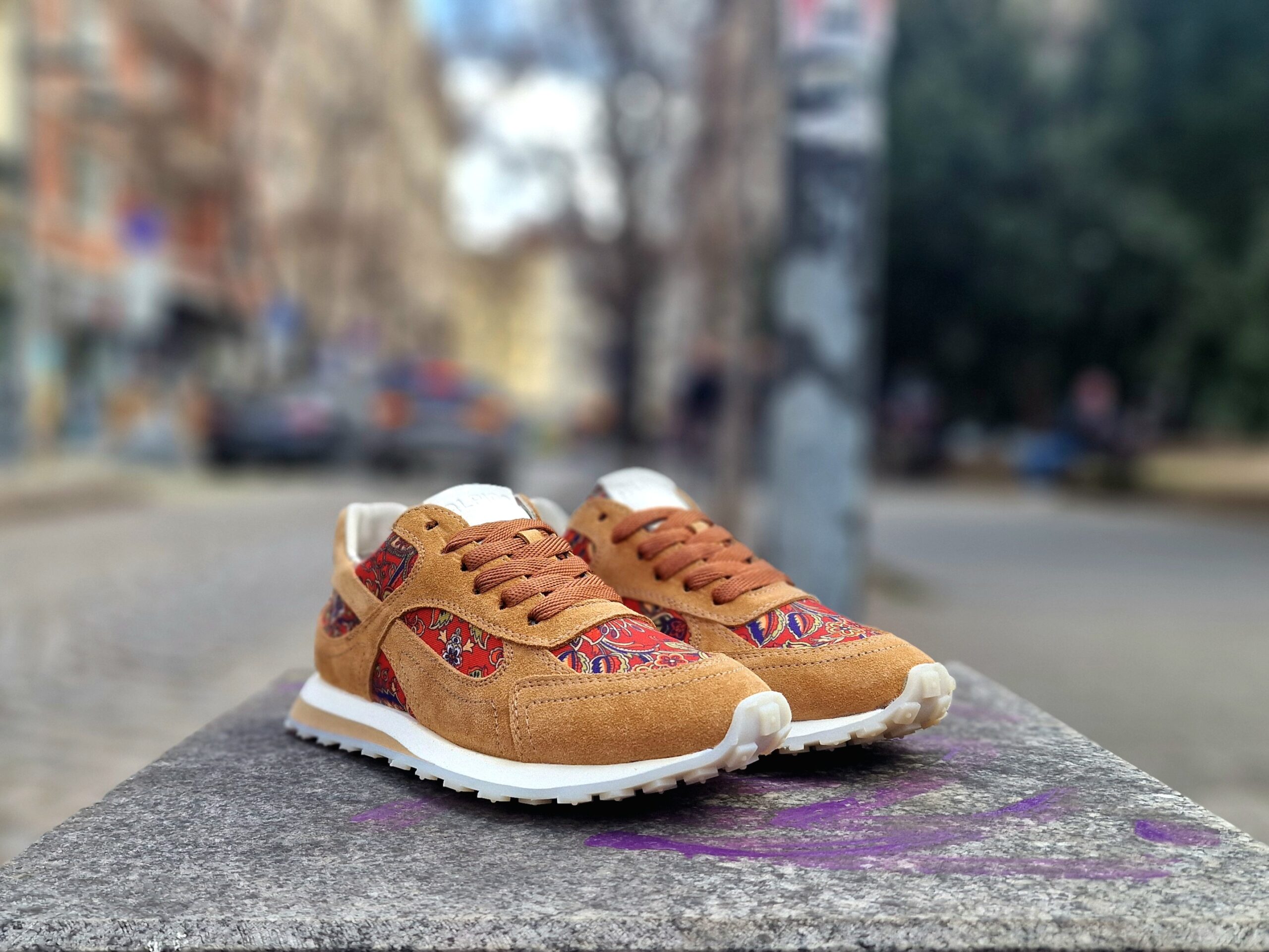 Дамски олекотени маратонки от естествен велур и текстил с цветен принт и EVA ходило - Image 2