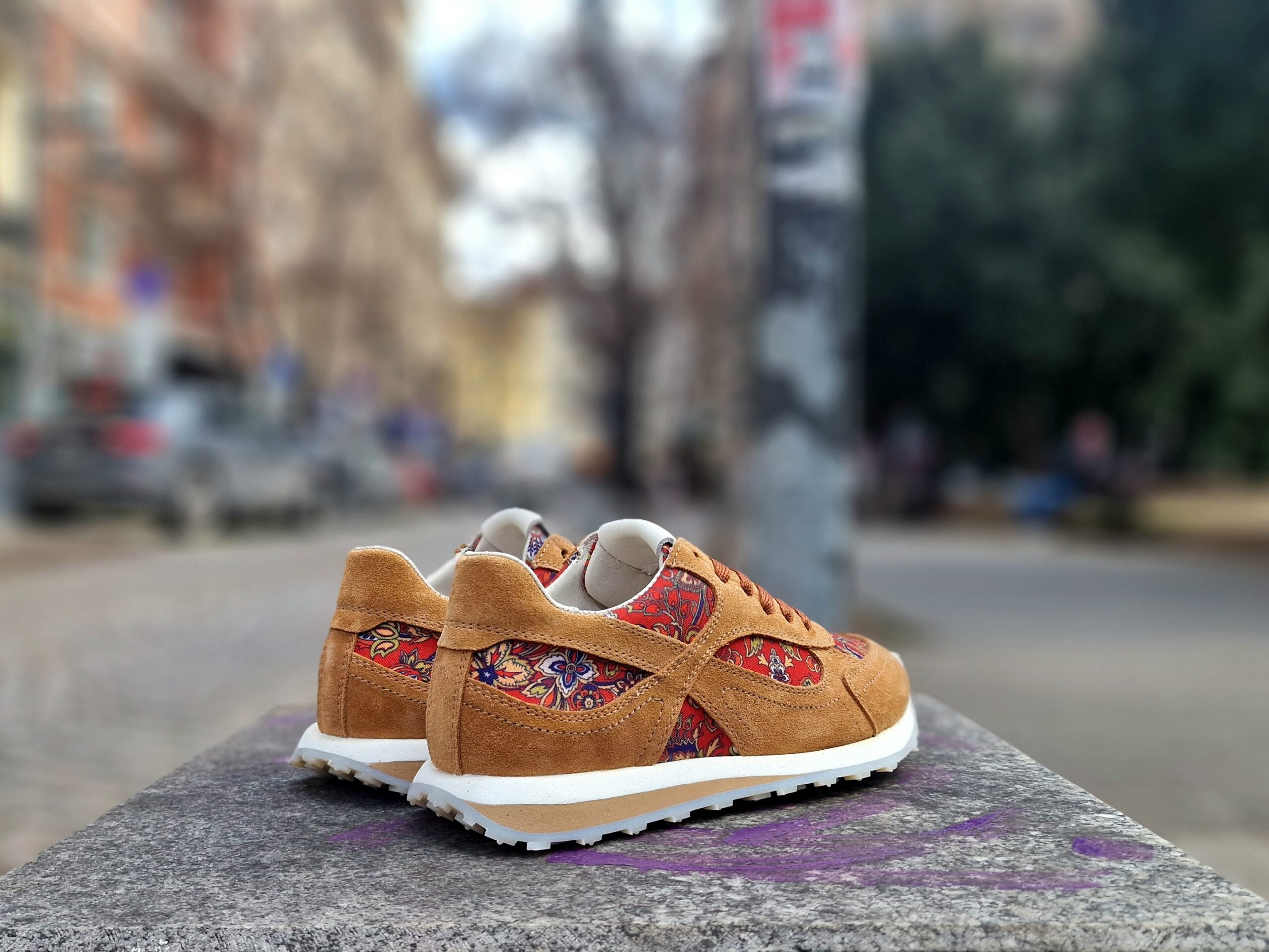 Дамски олекотени маратонки от естествен велур и текстил с цветен принт и EVA ходило - Image 3