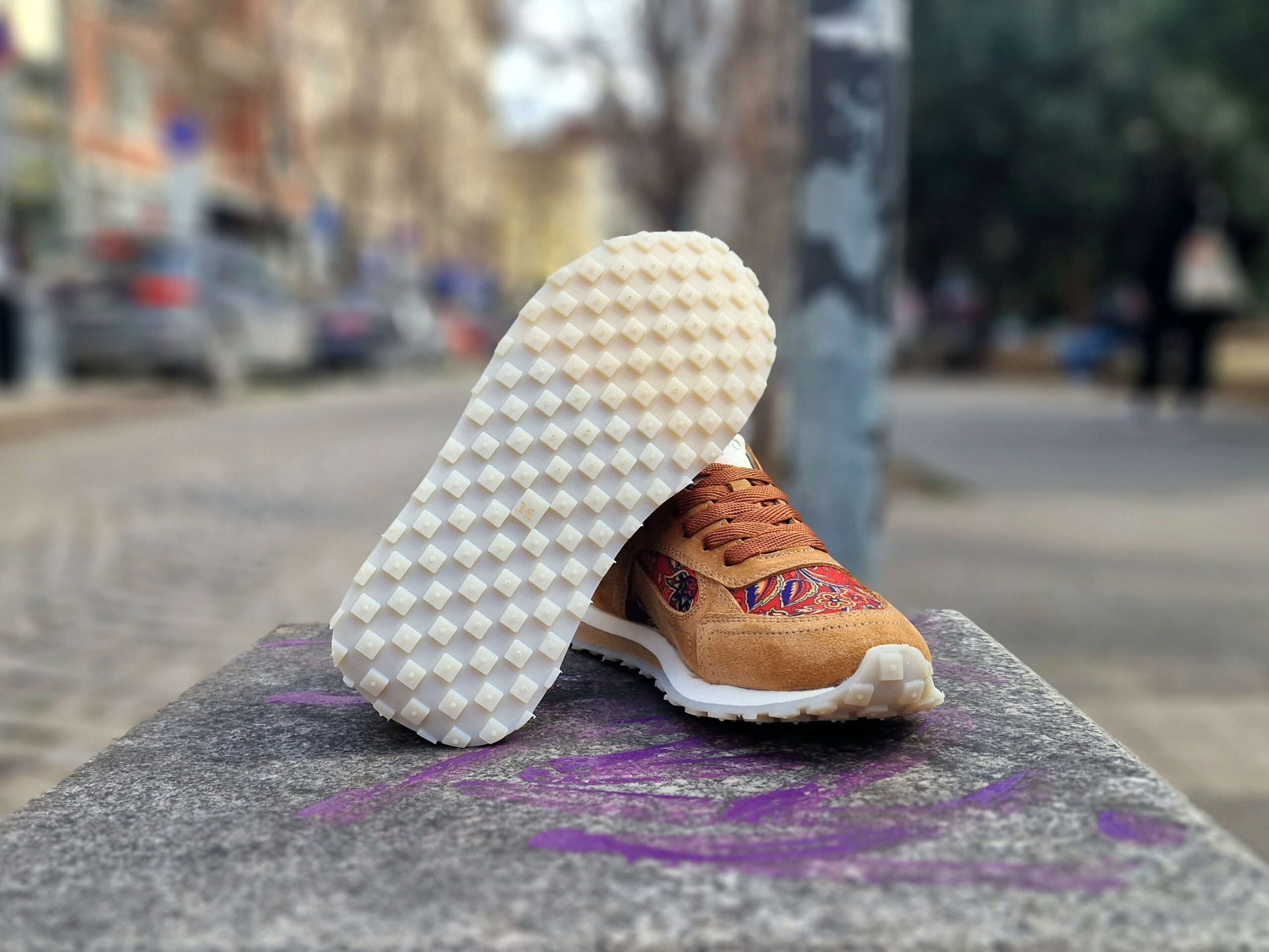 Дамски олекотени маратонки от естествен велур и текстил с цветен принт и EVA ходило - Image 4