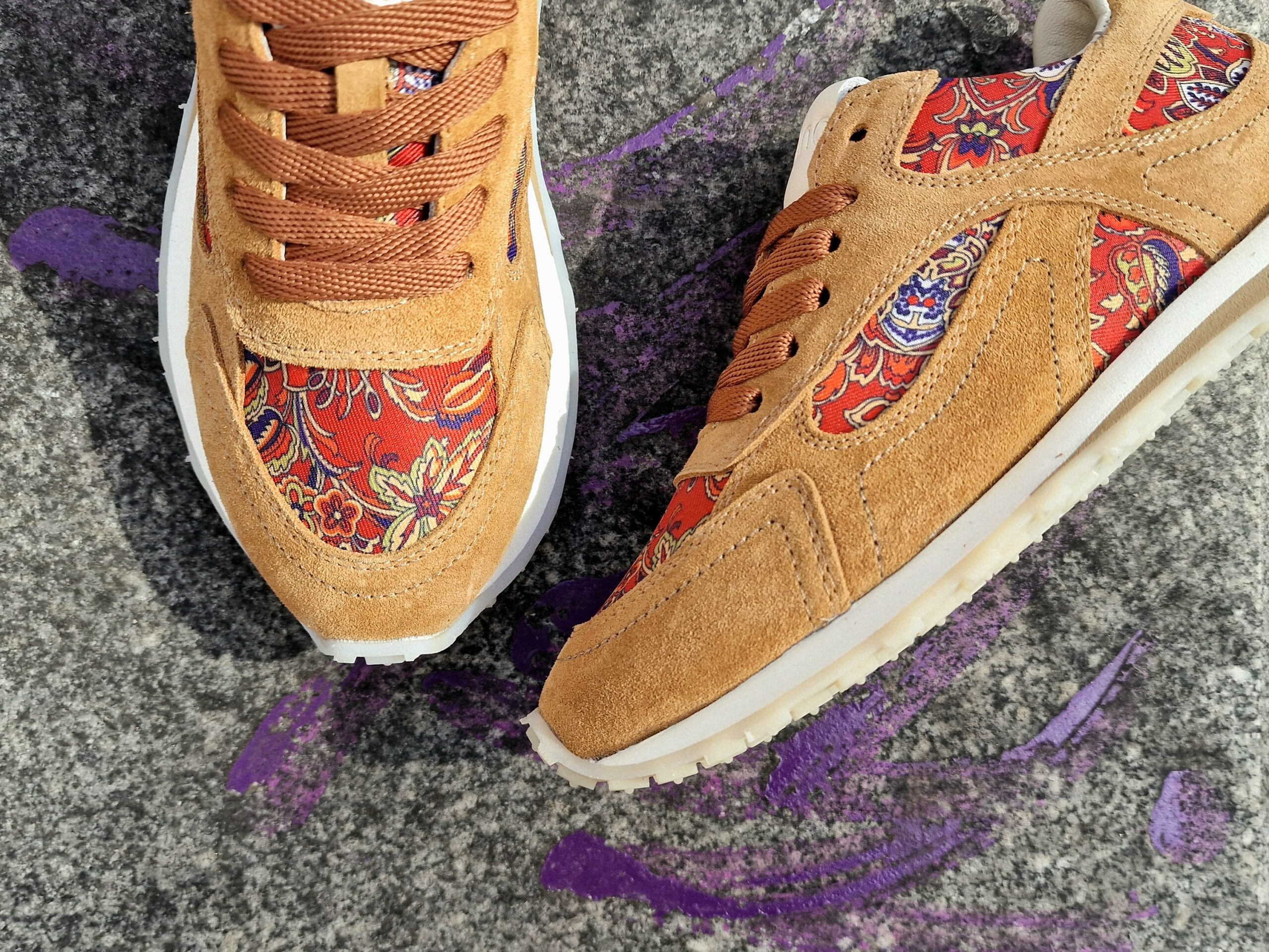 Дамски олекотени маратонки от естествен велур и текстил с цветен принт и EVA ходило - Image 5