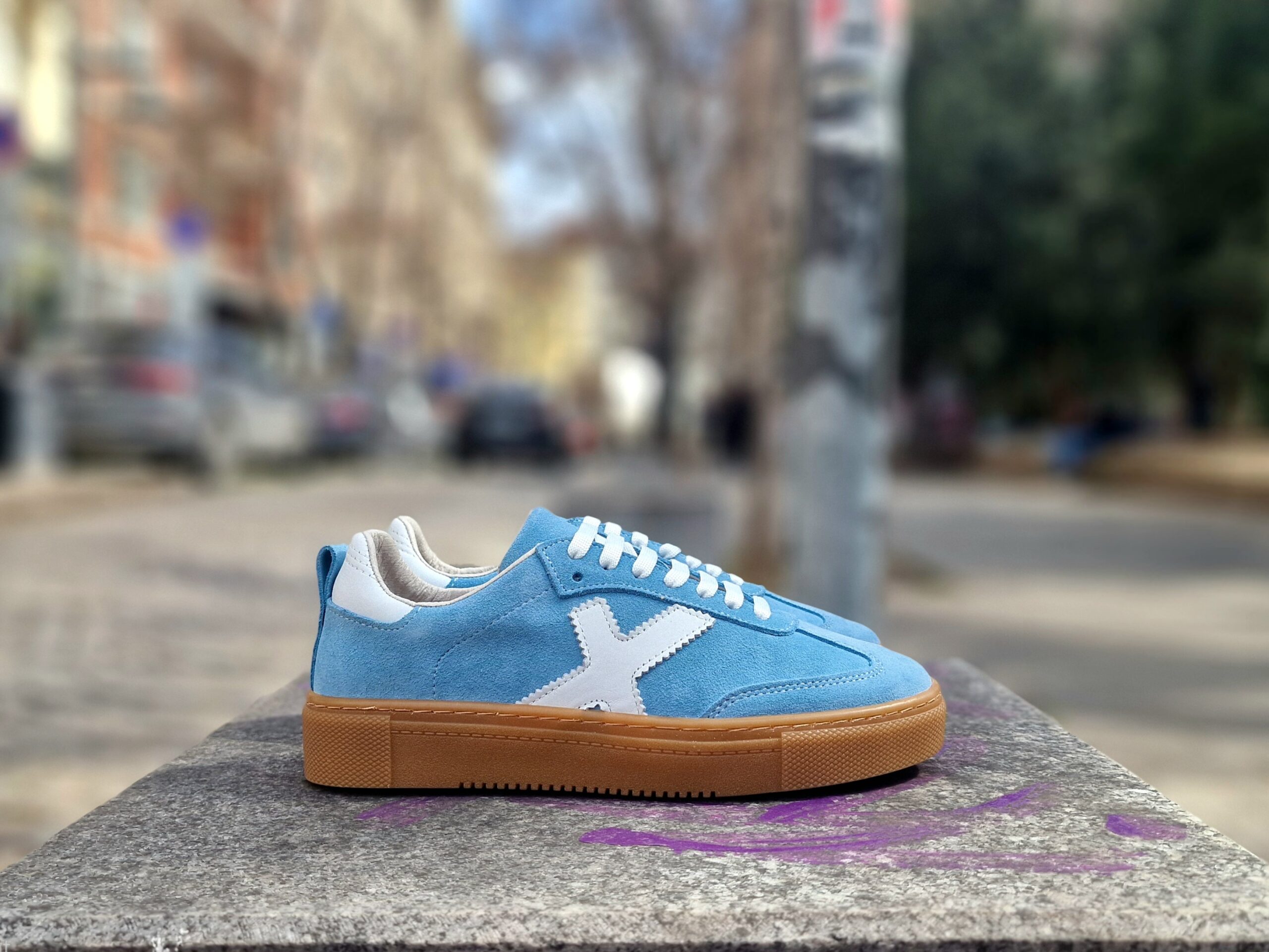 Дамски светлосини кецове от естествен велур с бял акцент и шито каучуково ходило