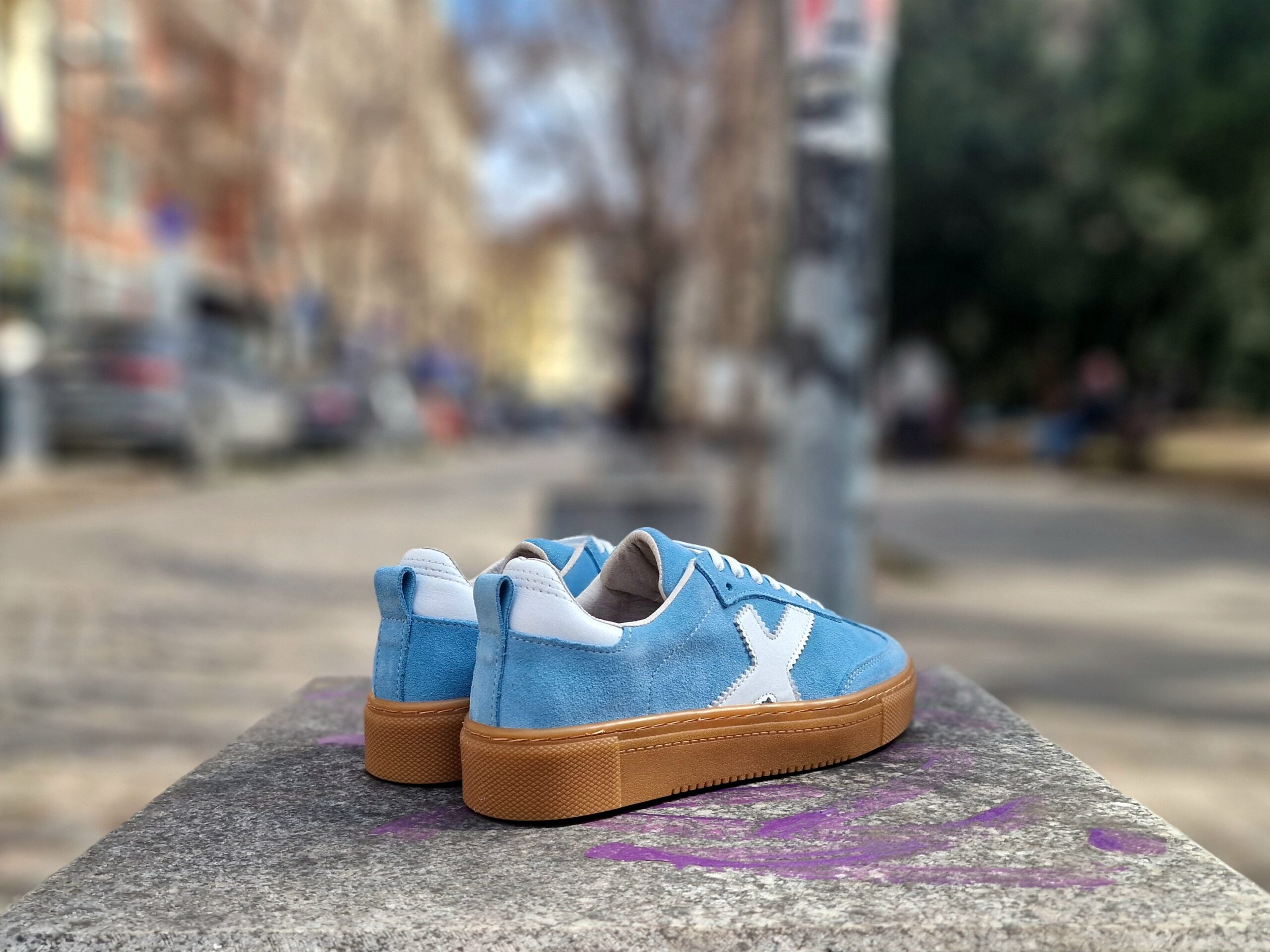 Дамски светлосини кецове от естествен велур с бял акцент и шито каучуково ходило - Image 3