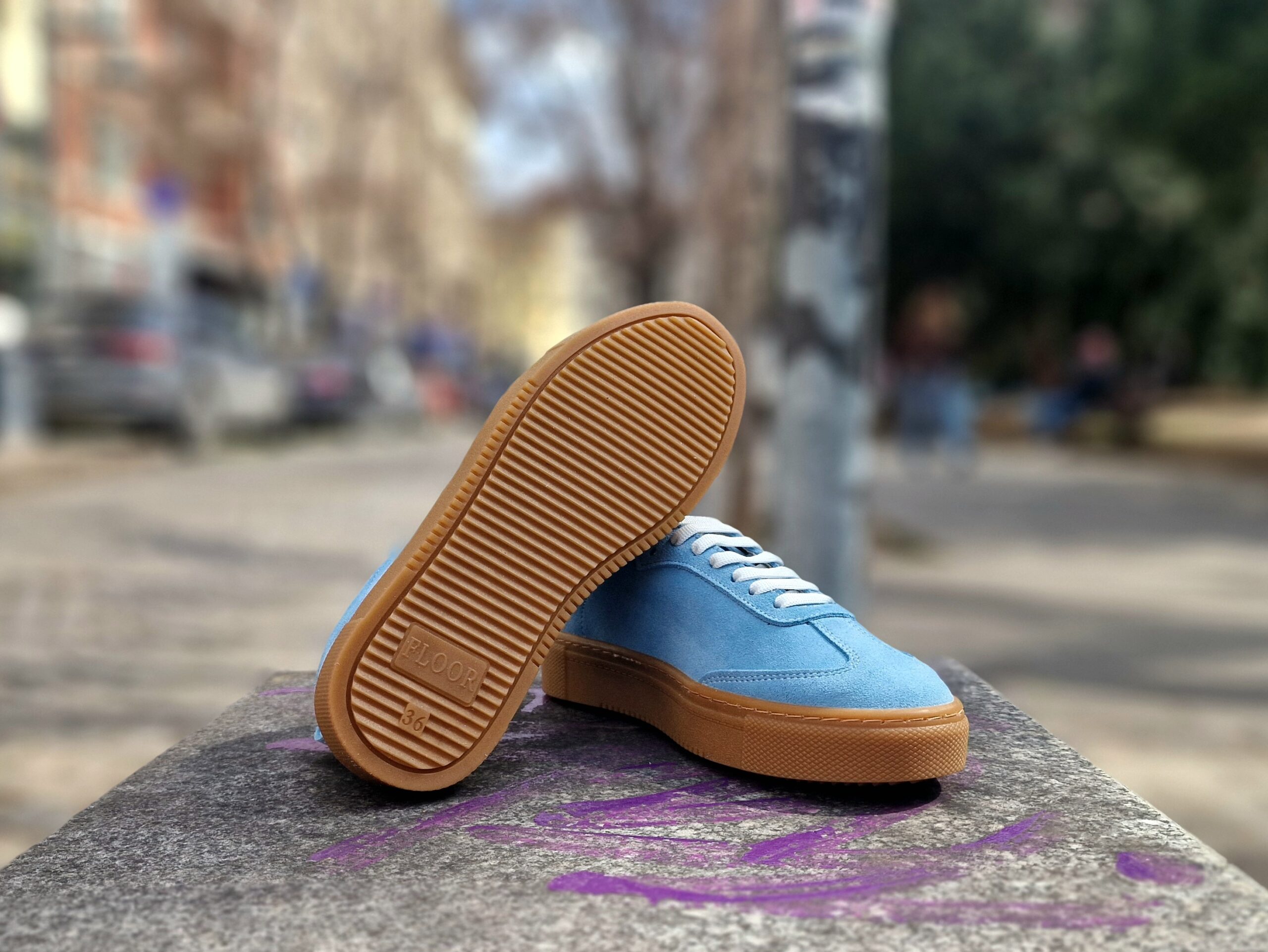 Дамски светлосини кецове от естествен велур с бял акцент и шито каучуково ходило - Image 4