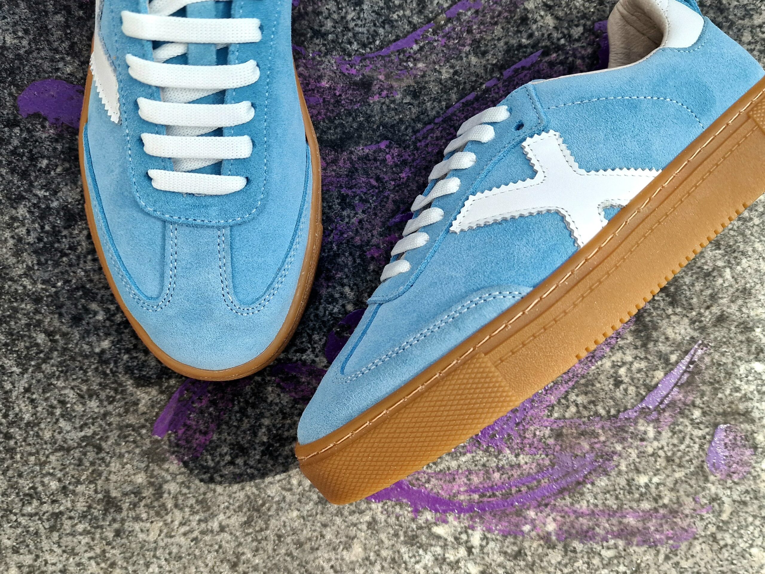 Дамски светлосини кецове от естествен велур с бял акцент и шито каучуково ходило - Image 5