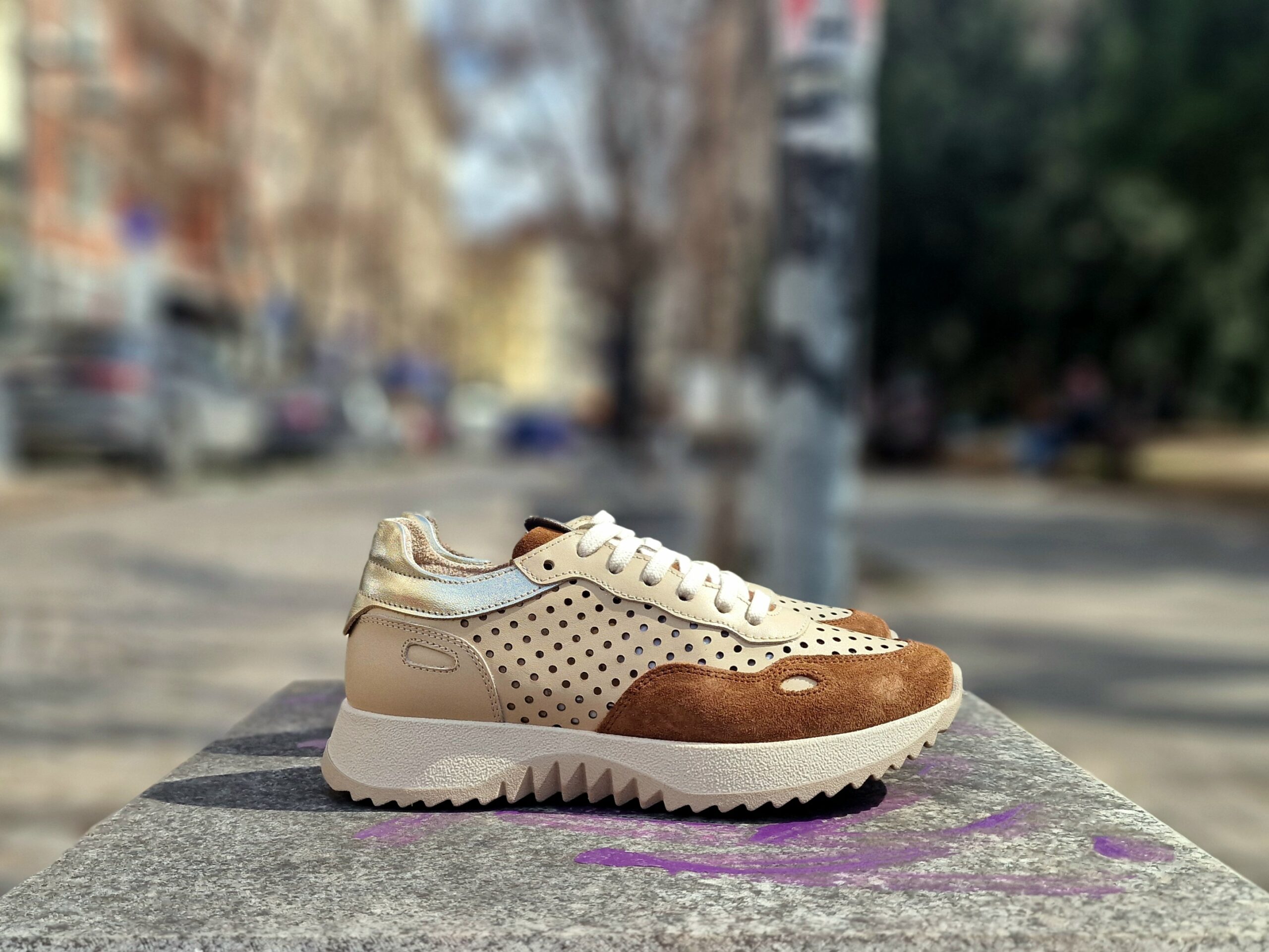 Дамски летни обувки от естествена кожа и велур с голяма лазерна перфорация и омекотена стелка