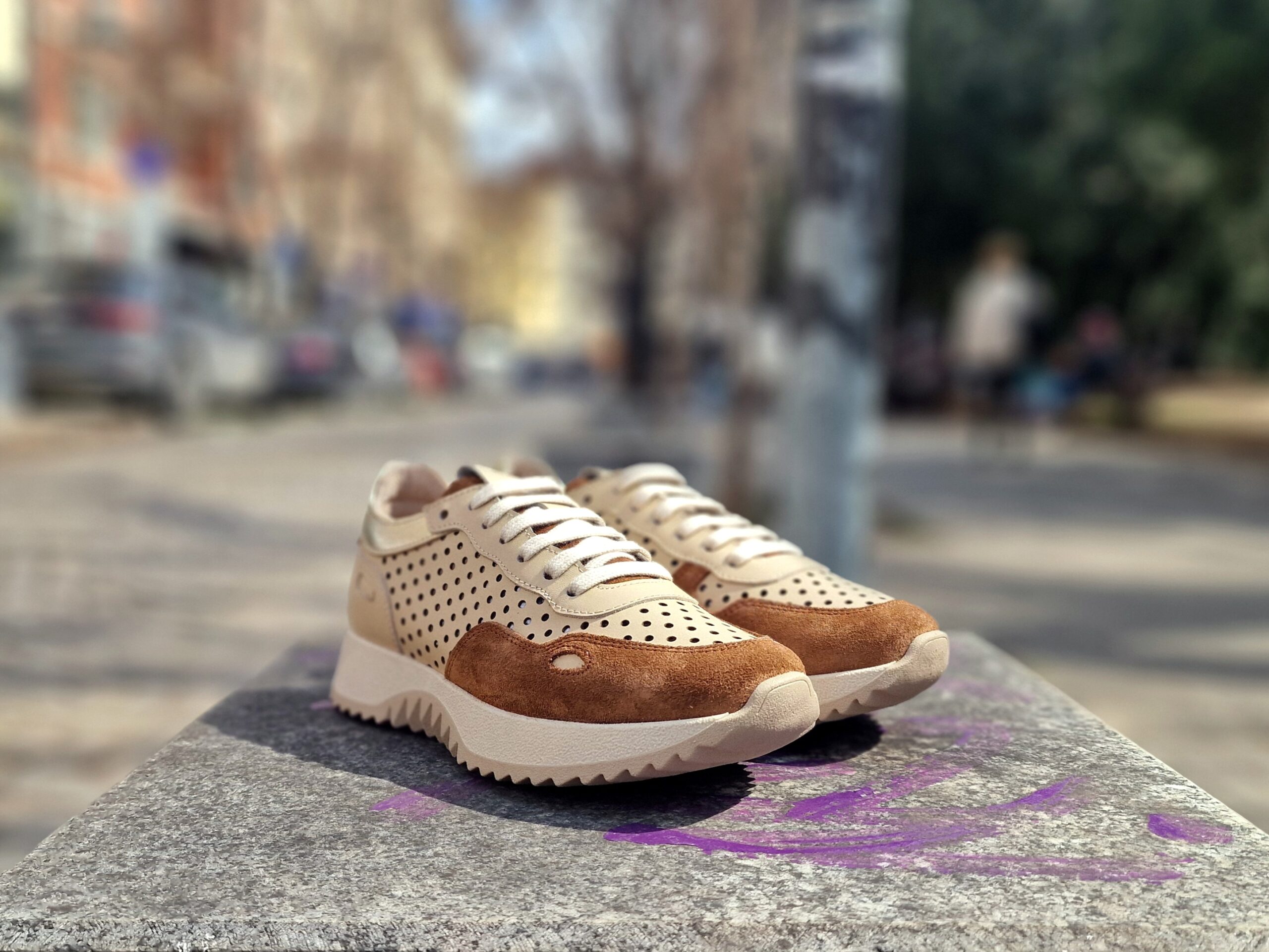 Дамски летни обувки от естествена кожа и велур с голяма лазерна перфорация и омекотена стелка - Image 2