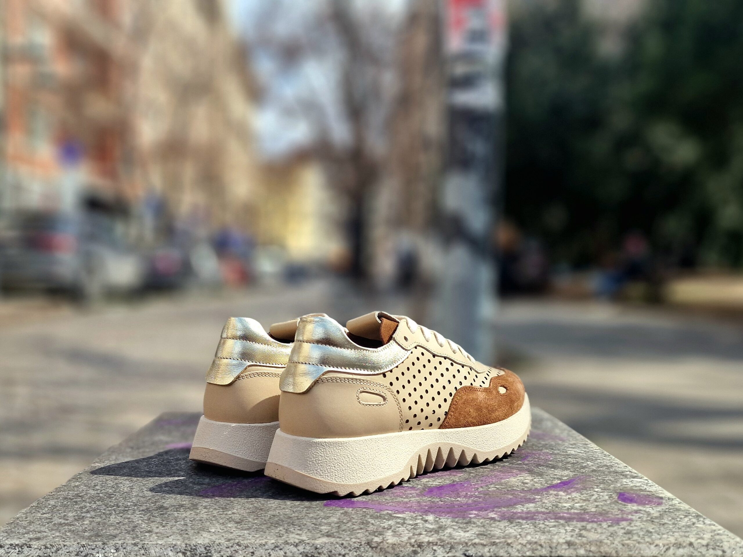 Дамски летни обувки от естествена кожа и велур с голяма лазерна перфорация и омекотена стелка - Image 3