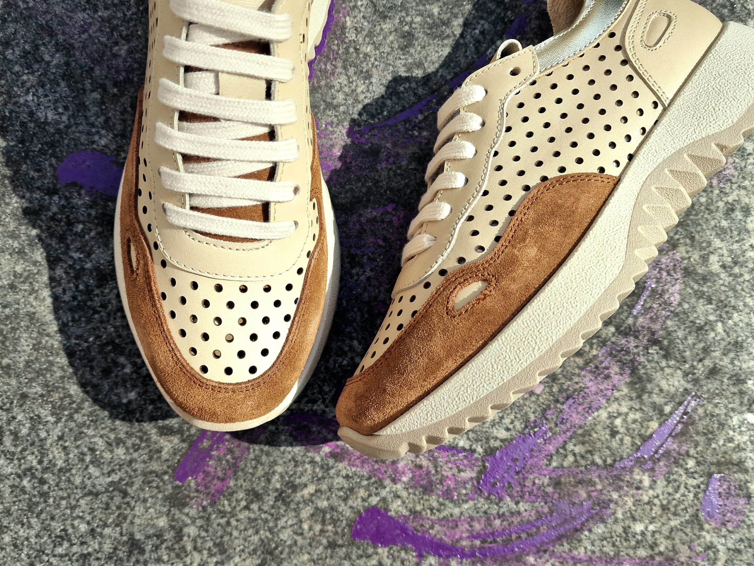 Дамски летни обувки от естествена кожа и велур с голяма лазерна перфорация и омекотена стелка - Image 5