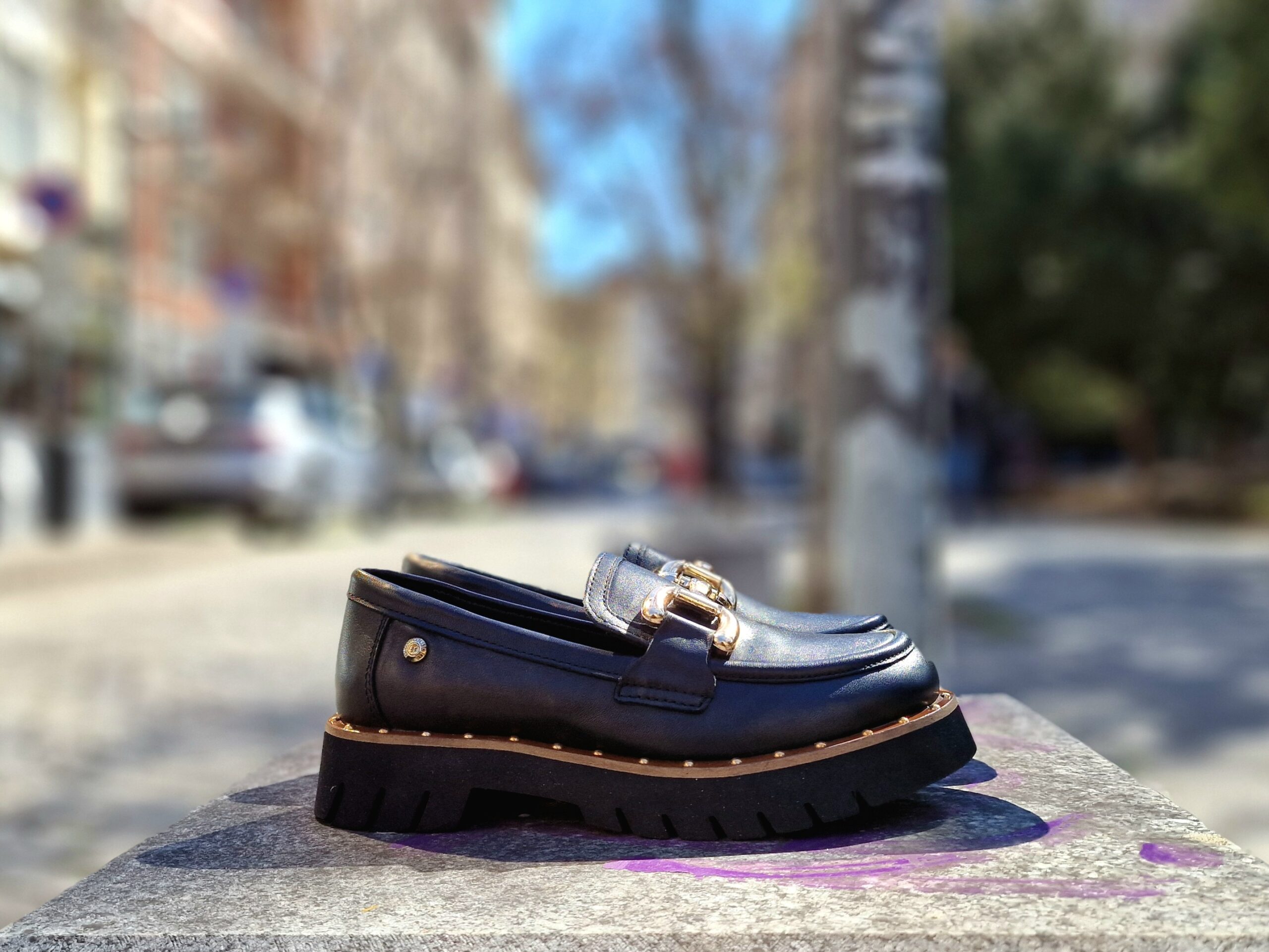 Дамски черни лоуфъри от супер мека естествена кожа с олекотено EVA ходило и златна катарама