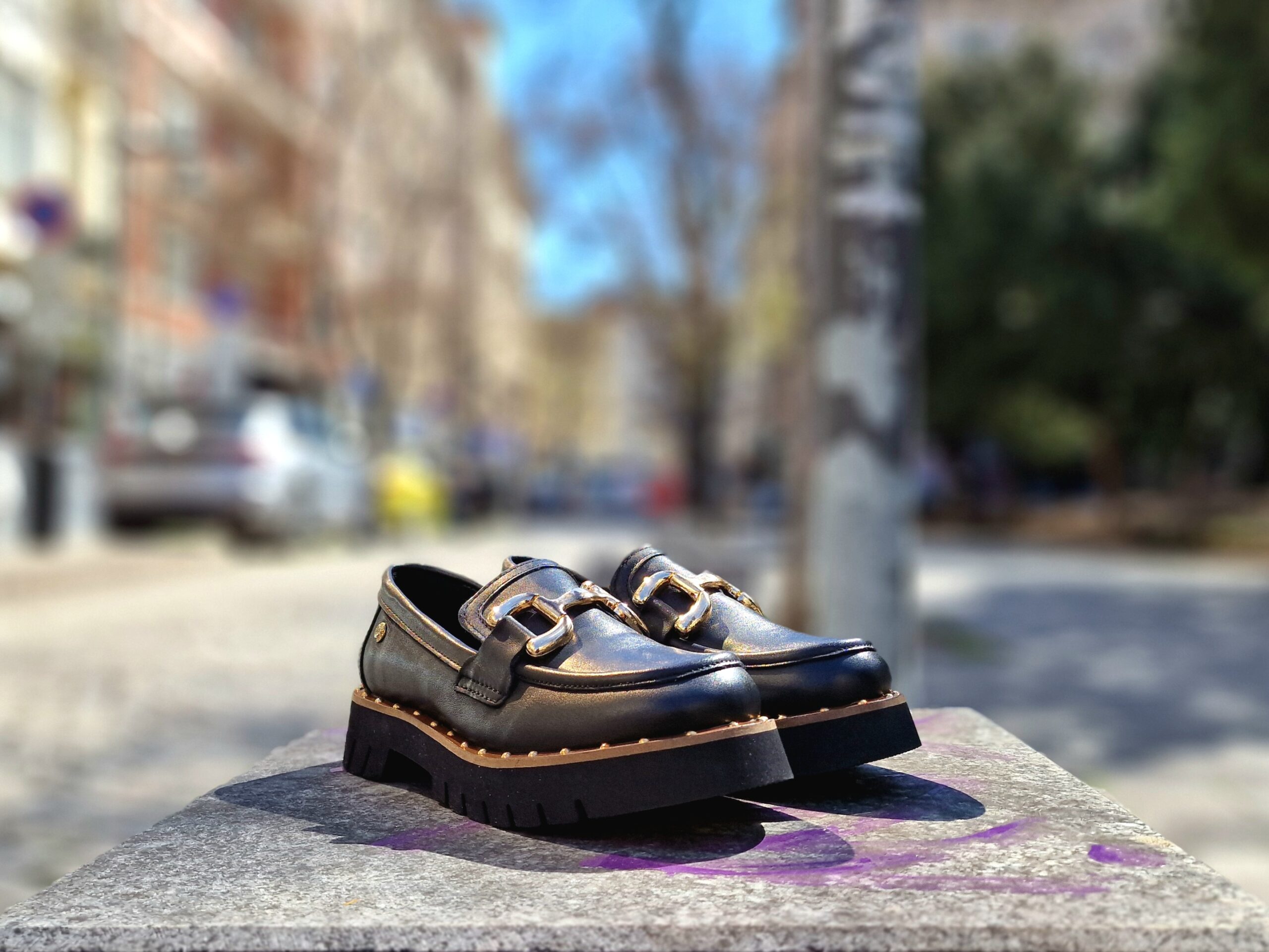 Дамски черни лоуфъри от супер мека естествена кожа с олекотено EVA ходило и златна катарама - Image 2