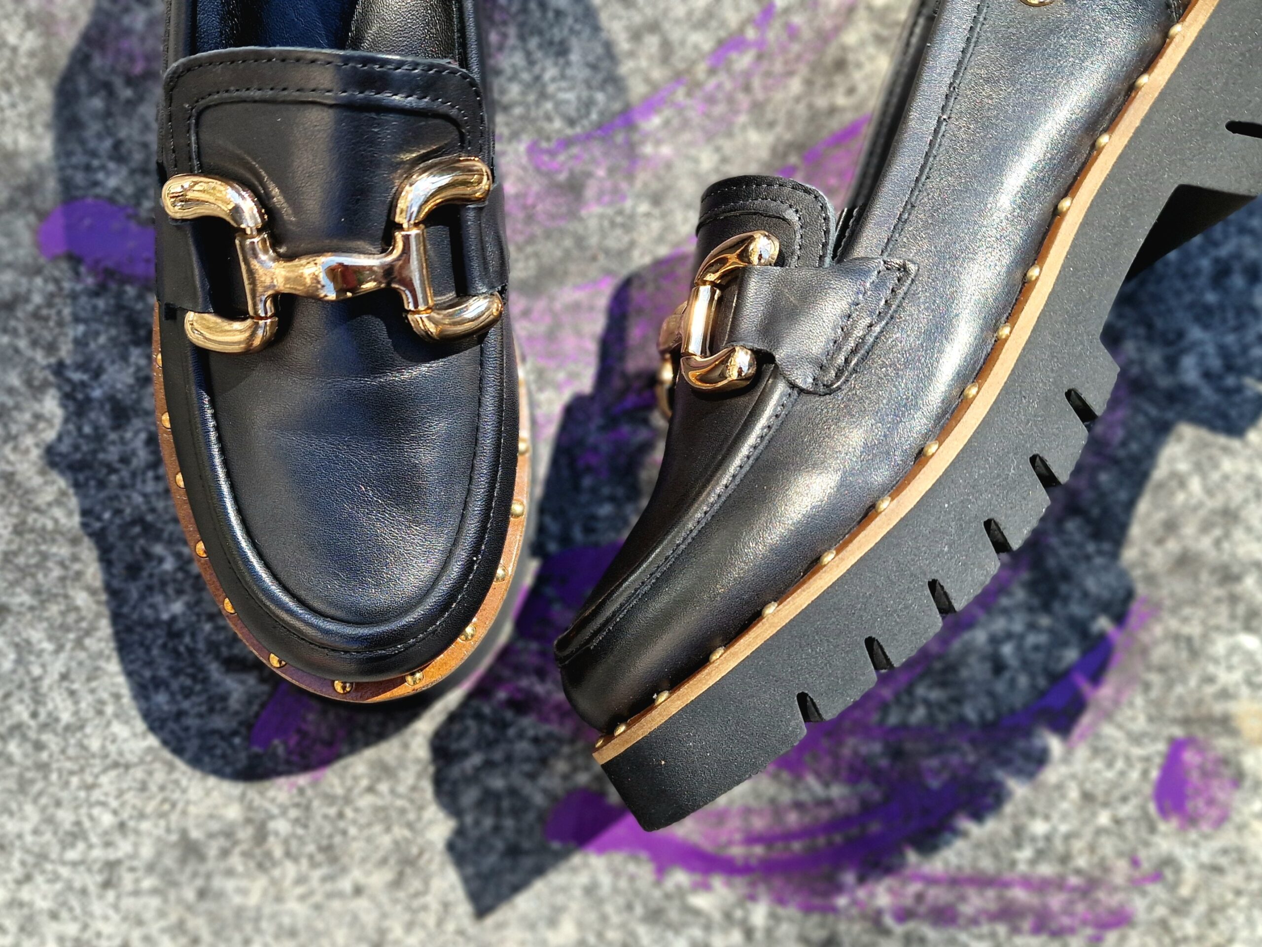 Дамски черни лоуфъри от супер мека естествена кожа с олекотено EVA ходило и златна катарама - Image 5