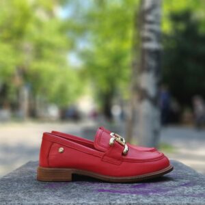 Дамски червени лоуфъри от естествена кожа със златиста катарама и омекотена стелка