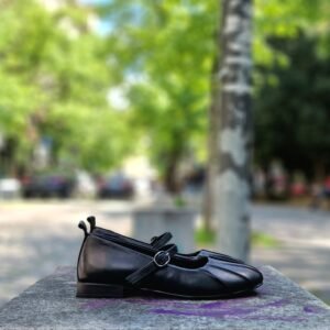 Дамски класически балеринки от естествена кожа в черен цвят с декоративни гънки и каишка