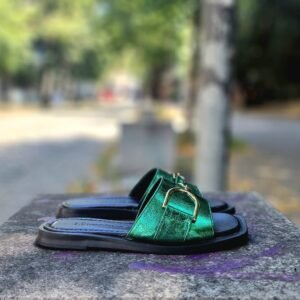 Дамски чехли от естествена кожа в черен цвят със зелен металик акцент на каучуково ходило