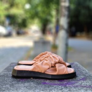 Дамски чехли от естествена кожа в цвят Пудра с преплетени набръчкани каишки на олекотено ходило